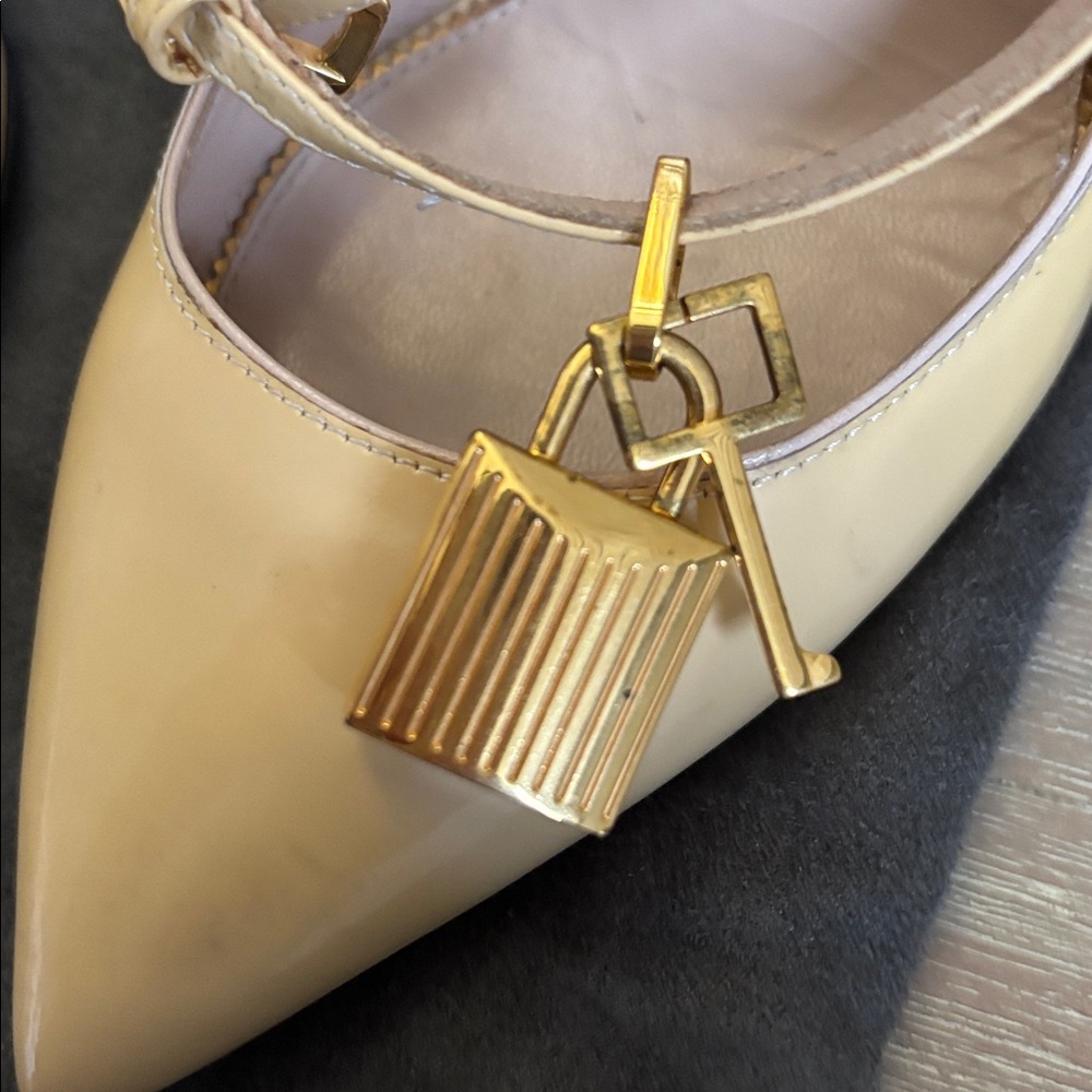 Tom Ford Nude Patent Leather Pointed Toe Stiletto Heels with Gold Lock Accent - Picture 4 of 14